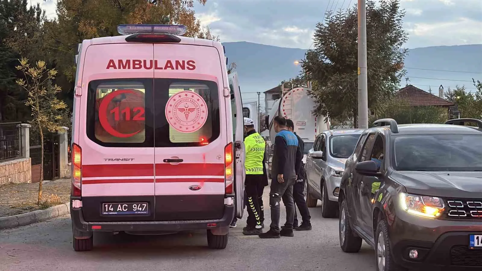 BOLU’DA SOKAK ARASINDA CİPLE OTOMOBİLİN ÇARPIŞMASI SONUCUNDA MEYDANA GELEN KAZADA 4 KİŞİ YARALANDI.