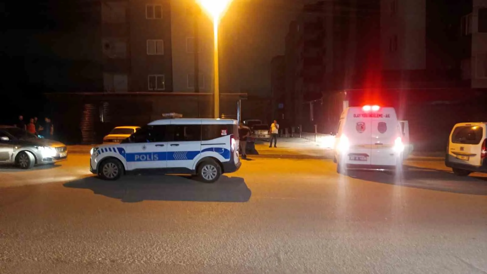 ADANA’DA BİR KİŞİ, GECE SAATLERİNDE SEVGİLİSİNİN EVİNE GELEN ESKİ KOCASIYLA KARŞILAŞMAMAK İÇİN PENCEREDEN ÇIKMAYA ÇALIŞIRKEN PANİKLE DENGESİNİ KAYBEDEREK 3’ÜNCÜ KATTAN AŞAĞI DÜŞTÜ. AŞAĞI DÜŞEN KİŞİ OLAY YERİNDE HAYATINI KAYBETTİ.