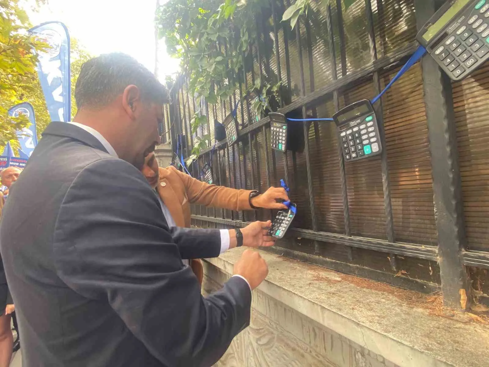 ÜNİPERSEN VE HEP-SEN’İN DE ARALARINDA BULUNDUĞU BAĞIMSIZ KAMU SENDİKALARI KONFEDERASYONU (KASK) ÜYELERİ, TÜİK’İN AÇIKLADIĞI AĞUSTOS AYI ENFLASYON VERİLERİNİN GERÇEK HAYAT PAHALILIĞINI YANSITMADIĞINI SAVUNARAK TÜİK BİNASI ÖNÜNDE EYLEM DÜZENLEDİ.