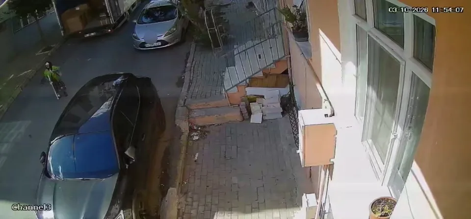 İSTANBUL AVCILAR’DA MAHALLEDE DİLENCİLİK YAPTIĞI SÖYLENEN YAŞLI BİR KADIN, GERİ GERİ GELEN YAPAN KAMYONETİN ALTINA KALARAK HAYATINI KAYBETTİ. YAŞANAN ANLAR GÜVENLİK KAMERASI TARAFINDAN KAYDEDİLDİ.