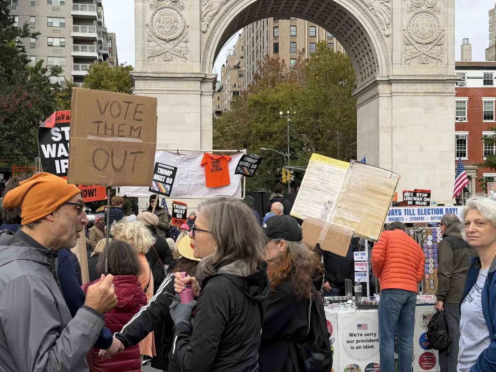 ABD'NİN NEW YORK KENTİNDE YÜZLERCE KİŞİ, BAŞKAN DONALD TRUMP KARŞITI "KRALLARA HAYIR: ERKEN OY KULLAN" SLOGANIYLA PROTESTO DÜZENLEDİ