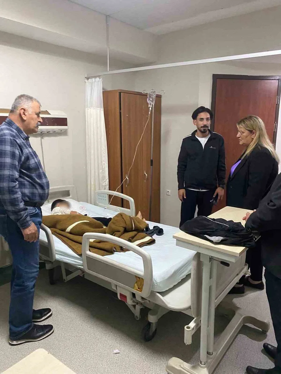 SİİRT’İN KURTALAN İLÇESİNDE GIDA ZEHİRLENMESİ ŞÜPHESİYLE HASTANEYE KALDIRILANLARIN SAYISI 34’Ü ÖĞRENCİ OLMAK ÜZERE 40’A YÜKSELDİ.