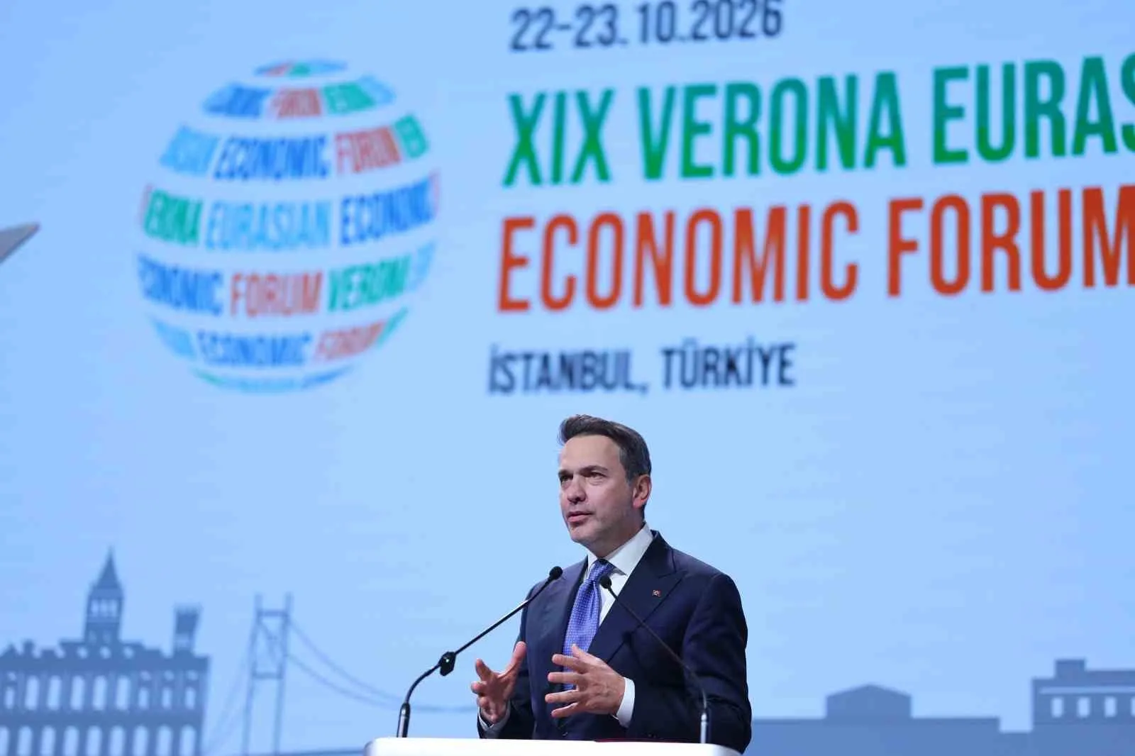 ENERJİ VE TABİİ KAYNAKLAR BAKANI ALPASLAN BAYRAKTAR, "PETROL VE DOĞAL GAZIN ÖNÜMÜZDEKİ YILLARDA DA KÜRESEL ENERJİ KARMASININ ÖNEMLİ BİLEŞENLERİ OLMAYA DEVAM EDECEĞİNİ KABUL EDİYORUZ. KARADENİZ'DEKİ 785 MİLYAR METREKÜPLÜK DOĞAL GAZ KEŞFİMİZ, TÜRKİYE'NİN İÇ ÜRETİM GÖRÜNÜMÜNÜ KÖKTEN DEĞİŞTİRDİ. SAKARYA GAZ SAHASI'NDA ÜRETİM GÜNDE YAKLAŞIK 10 MİLYON METREKÜPE ULAŞTI. BUNU BU YILIN SONUNA KADAR İKİ KATINA ÇIKARMAYI VE 2028 YILINA KADAR GÜNDE 45 MİLYON METREKÜPE ULAŞTIRMAYI HEDEFLİYORUZ" DEDİ.