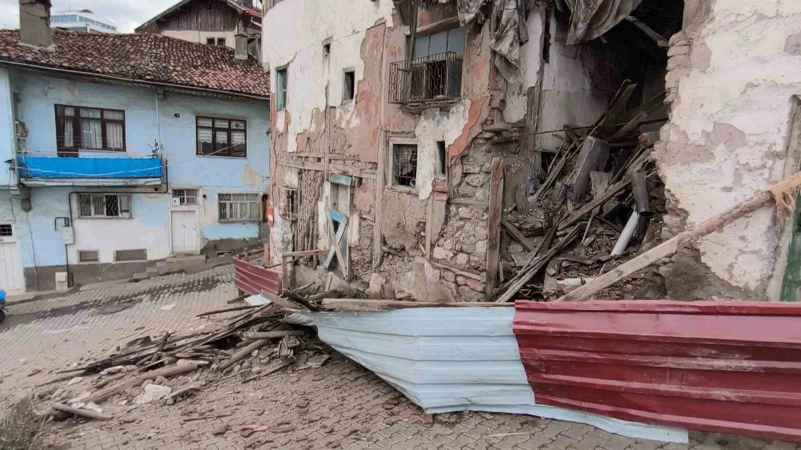 TOKAT’TA DAHA ÖNCE BİR BÖLÜMÜ ÇÖKEN METRUK BİNADA YENİDEN ÇÖKME MEYDANA GELDİ. YAPIDAN KOPAN PARÇALARIN SOKAĞA DÜŞTÜĞÜ ANLAR BİR İŞ YERİNİN GÜVENLİK KAMERASINA YANSIDI.