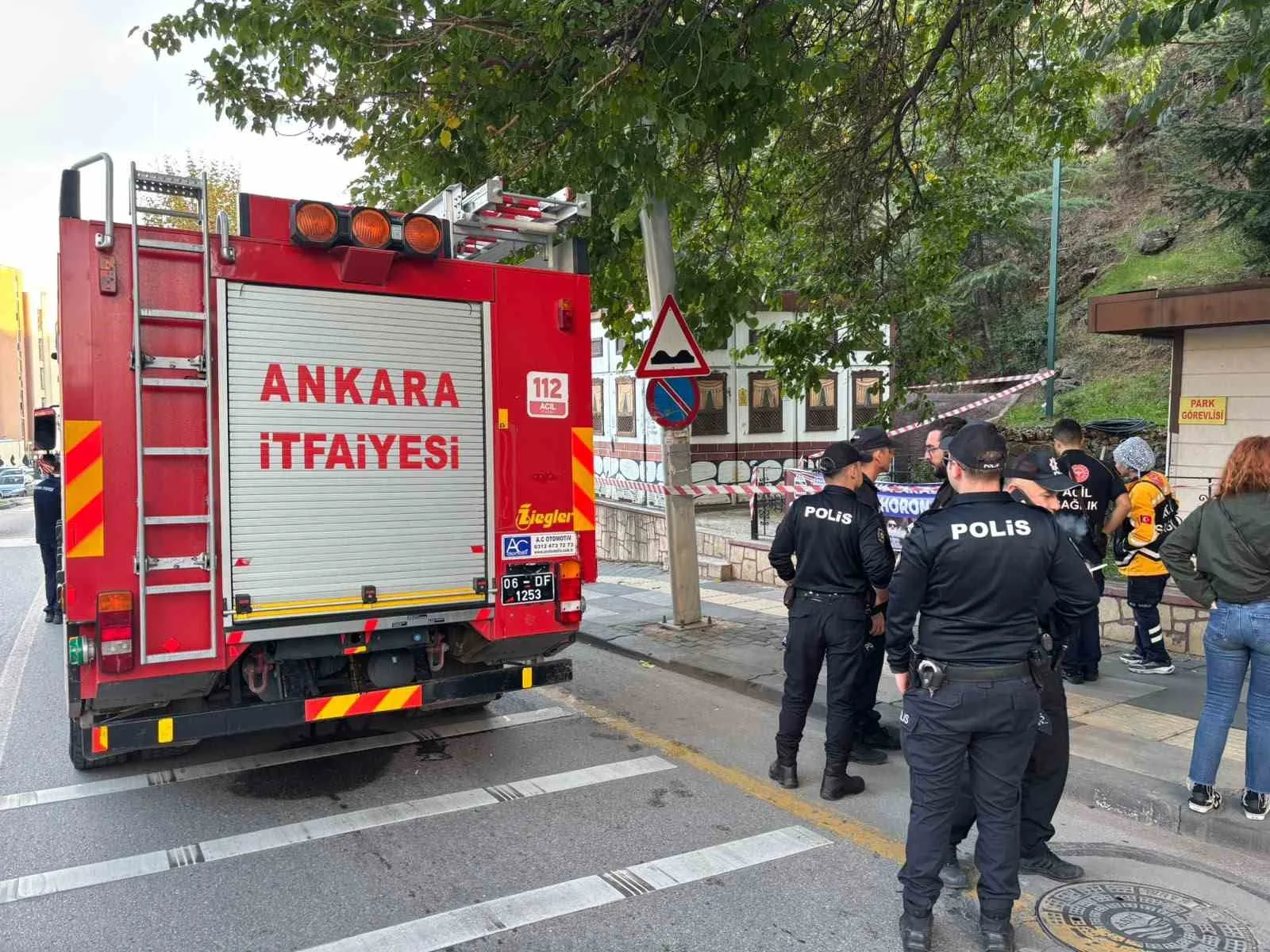 TRAFODAN DUMAN ÇIKTIĞINI FARK EDEN ÇEVREDEKİ VATANDAŞLARIN İHBARI ÜZERİNE OLAY YERİNE ÇOK SAYIDA POLİS VE SAĞLIK EKİBİ SEVK EDİLDİ. EKİPLERİN TRAFODAKİ ELEKTRİĞİ KAPATMASININ ARDINDAN, İÇERİ GİRDİLER. EKİPLER, D.Y.'NİN YANARAK HAYATINI KAYBETTİĞİNİ TESPİT ETTİ.