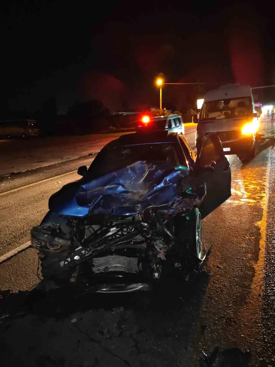 ANTALYA’NIN MANAVGAT İLÇESİNDE ALKOLLÜ SÜRÜCÜNÜN KULLANDIĞI OTOMOBİLİN AYNI İSTİKAMETTEKİ ARACA ÇARPMASI SONUCU MEYDANA GELEN ÜÇ ARAÇLI ZİNCİRLEME KAZADA 4 KİŞİ YARALANDI. KAZAYA KARIŞAN ARAÇTAKİLER VE ARAÇLARINI PARK EDEN DİĞER SÜRÜCÜLER, YARALILARIN YARDIMINA KOŞTU. O ANLAR GÜVENLİK KAMERASINA YANSIDI.