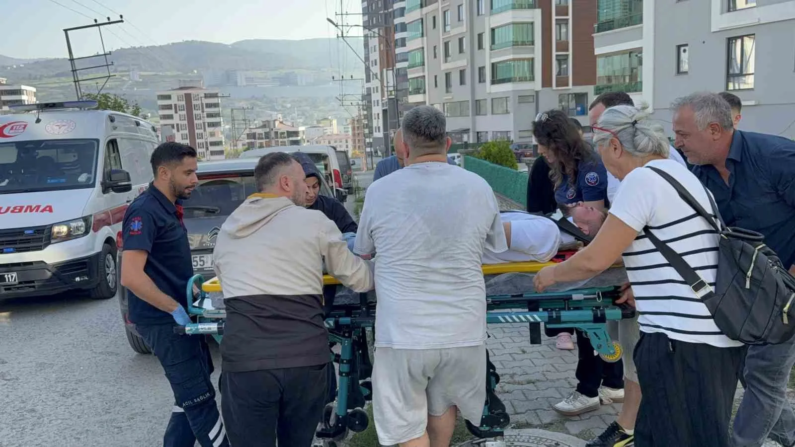 SAMSUN’DA İKİ OTOMOBİLİN ÇARPIŞTIĞI TRAFİK KAZASINDA 6 YAŞINDAKİ ÇOCUĞUN DA ARALARINDA BULUNDUĞU 3 KİŞİ YARALANDI. KAZA ANI GÜVENLİK KAMERASINA YANSIDI.