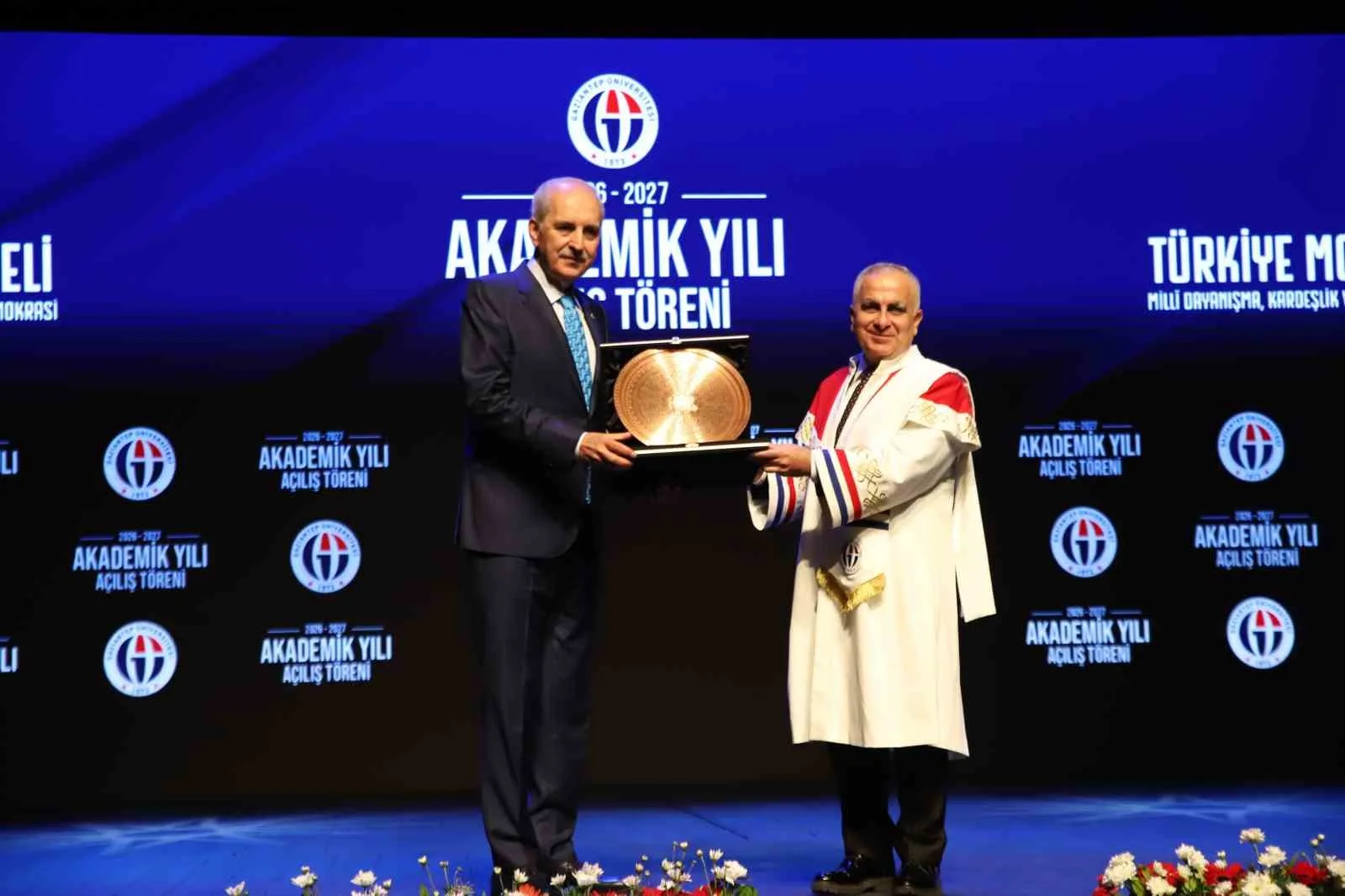 PROF. DR. SAİT MESUT, TBMM BAŞKANI NUMAN KURTULMUŞ'A HEDİYE TAKDİM ETTİ