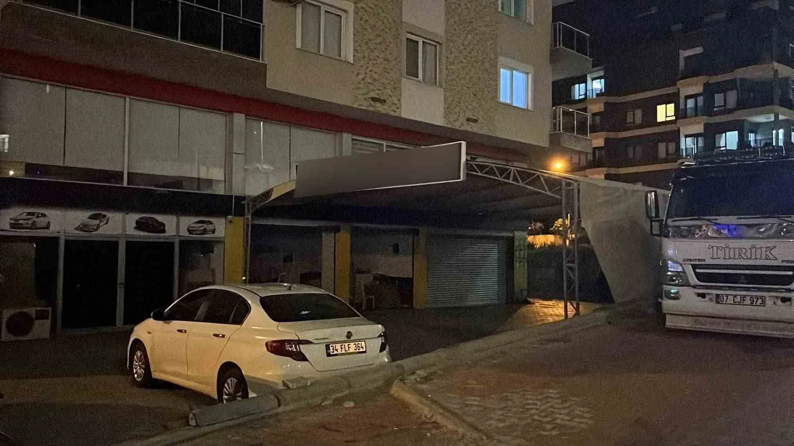 ANTALYA’NIN ALANYA İLÇESİNDE BİR OTO YIKAMA DÜKKANINDA ÇIKAN SİLAHLI OLAYDA 1 KİŞİ HAYATINI KAYBETTİ, 2 KİŞİ YARALANDI.