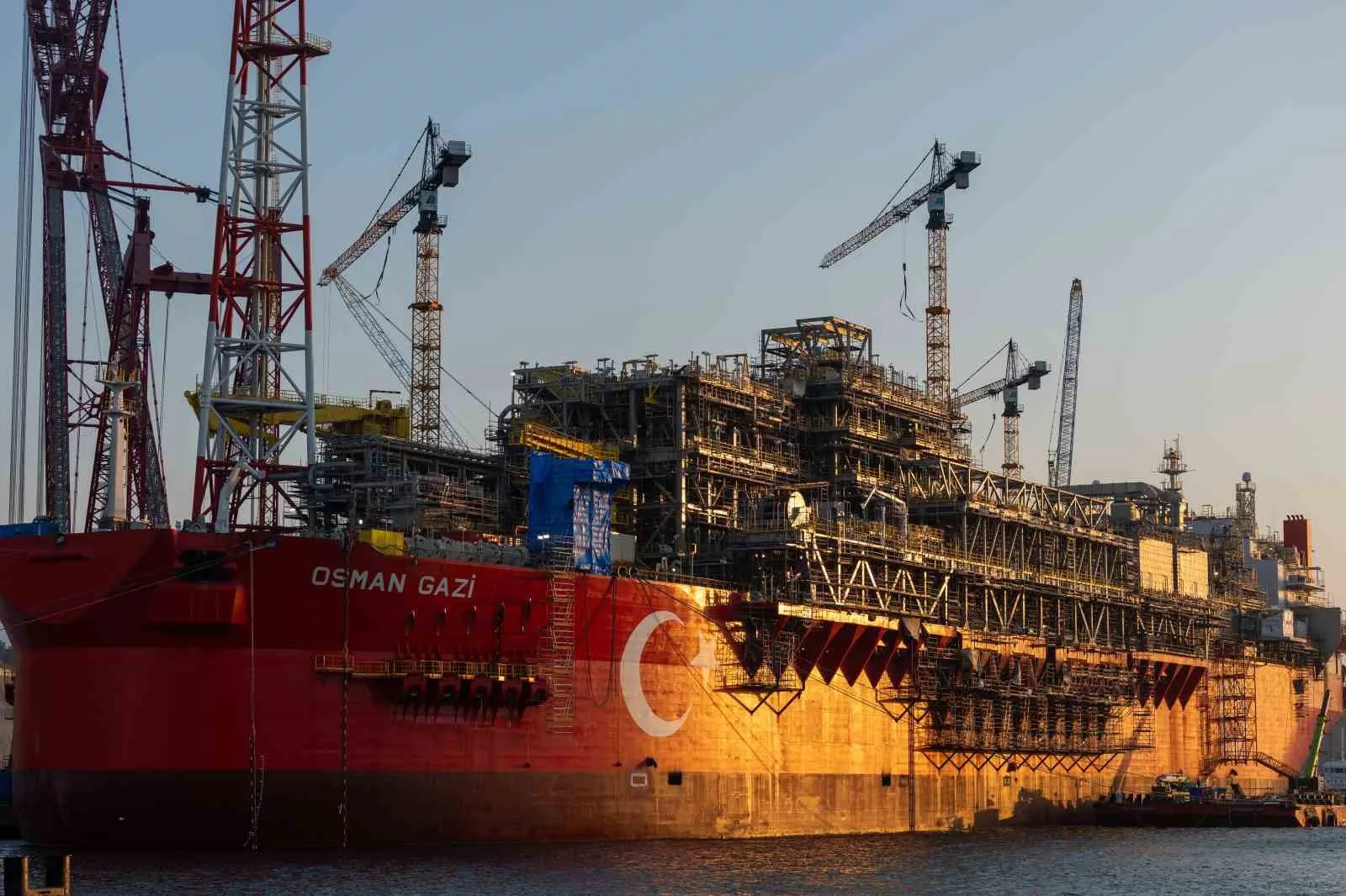 ENERJİ VE TABİİ KAYNAKLAR BAKANI ALPARSLAN BAYRAKTAR, TÜRKİYE’NİN İLK YÜZER ÜRETİM PLATFORMU OSMAN GAZİ’NİN MAVİ VATAN’DAKİ GÖREV YERİNE GİTMEK İÇİN HAZIR OLDUĞUNU BELİRTEREK "DOĞAL GAZ İHTİYACINI YERLİ İMKANLARLA KARŞILADIĞIMIZ HANE SAYISINI 4 MİLYONDAN 8 MİLYONA ÇIKARMIŞ OLACAĞIZ" DEDİ.