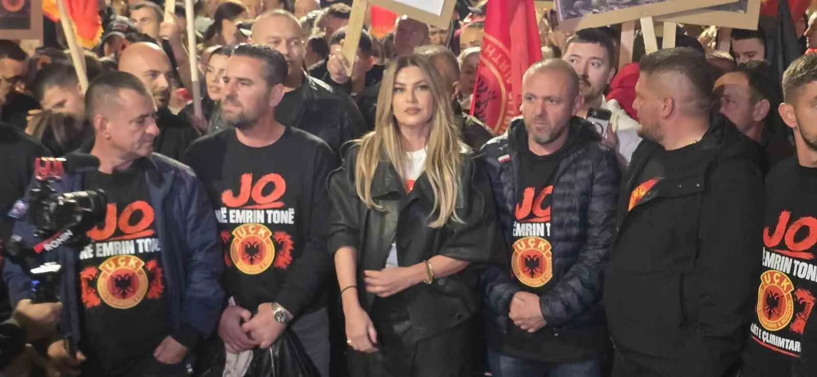 KOSOVA’DA HOLLANDA’NIN LAHEY KENTİNDEKİ KOSOVA ÖZEL MAHKEMESİ’NİN 16 EYLÜL TARİHİNDE ESKİ KOSOVA CUMHURBAŞKANI HAŞİM THAÇİ VE VE ESKİ KOSOVA KURTULUŞ ORDUSU (UÇK) LİDERLERİNE YÖNELİK VERDİĞİ HAPİS CEZASINA KARŞI PROTESTO DÜZENLENDİ.