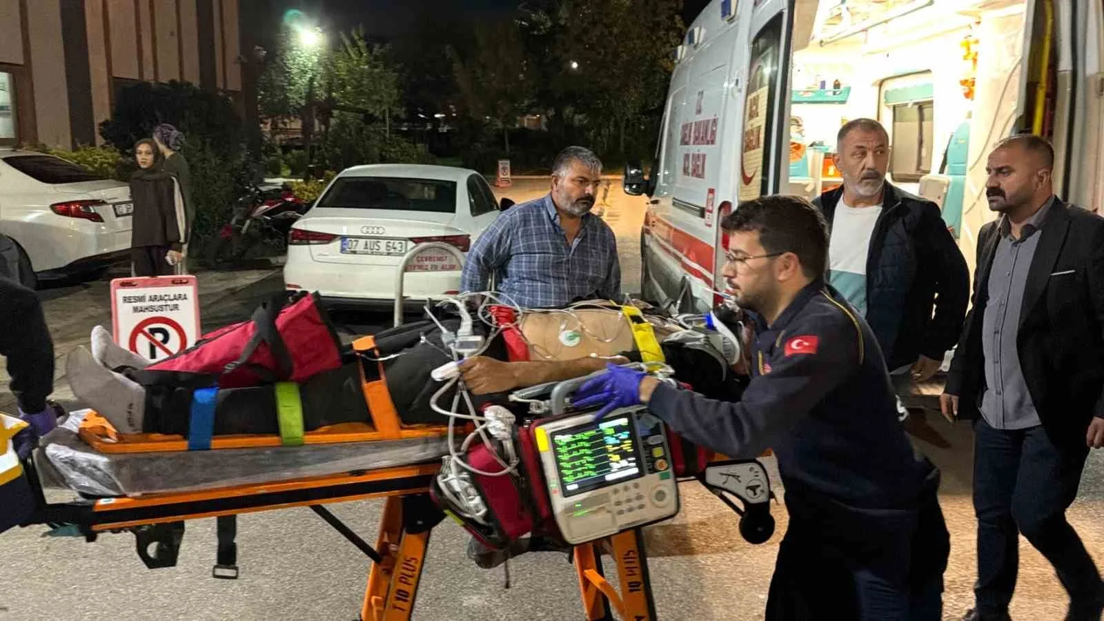 ADIYAMAN’IN KAHTA İLÇESİNDE OTOMOBİL İLE KAMYONETİN ÇARPIŞMASI SONUCU MEYDANA GELEN TRAFİK KAZASINDA 1’İ AĞIR 4 KİŞİ YARALANDI.