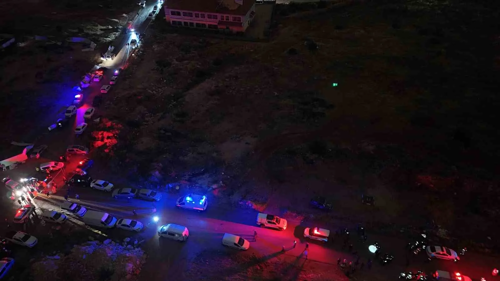 ANTALYA'DA HÜCRE HORTUMUN VURDUĞU KONTEYNERLERDE HASTANEDE ÖLDÜĞÜ BİLGİSİ VERİLEN İŞÇİLERDEN BİRİNİN HAYATA TUTUNDUĞU BİLDİRİLDİ. FECİ OLAYDA ÖLÜ SAYISI 4 OLURKEN, YARALI SAYISI 1 OLDU.