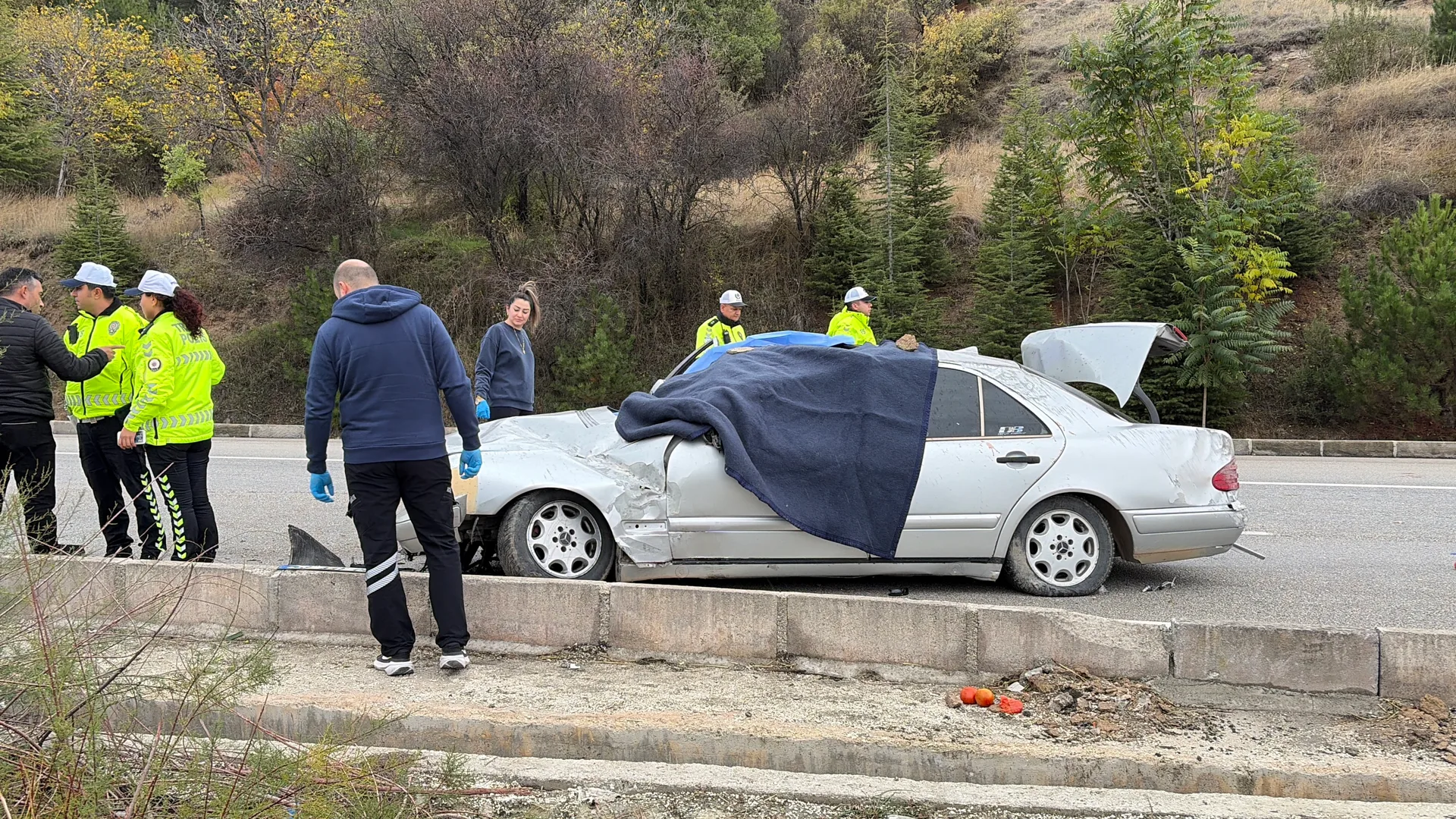 Burdur'da otomobil karşı şeride geçti: 1 ölü, 4 yaralı — fotoğraf 3