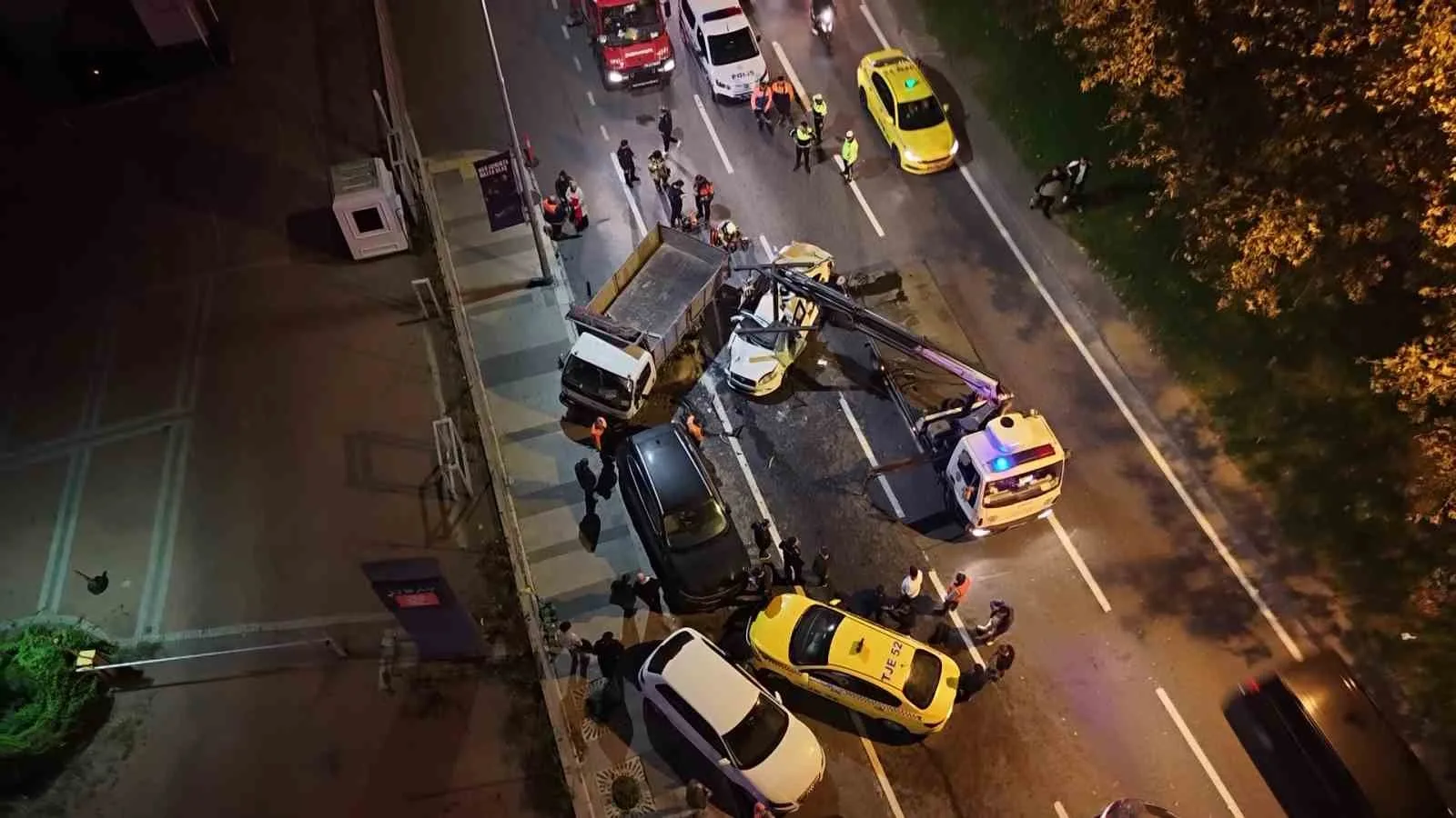 BEYOĞLU’NDA MAKAS ATAN ALKOLLÜ SÜRÜCÜ KAMYONUN ALTINA GİRDİ: 3 YARALI