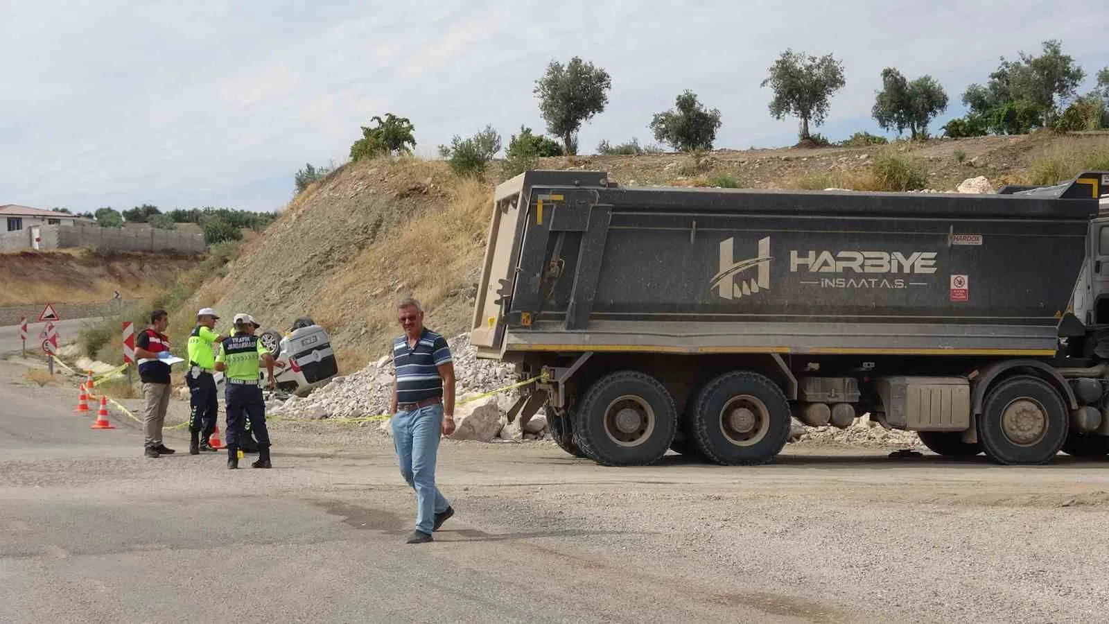 KİLİS'TE HAFİF TİCARİ ARAÇ İLE HAFRİYAT KAMYONUNUN ÇARPIŞMASI SONUCU 3 KİŞİ AĞIR YARALANDI.