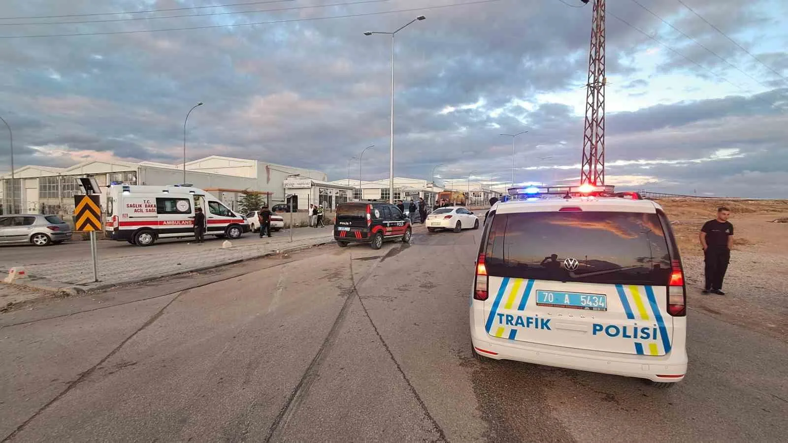 KARAMAN’DA İKİ OTOMOBİLİN KAVŞAKTA ÇARPIŞMASI SONUCU MEYDANA GELEN TRAFİK KAZASINDA 3 KİŞİ YARALANDI.