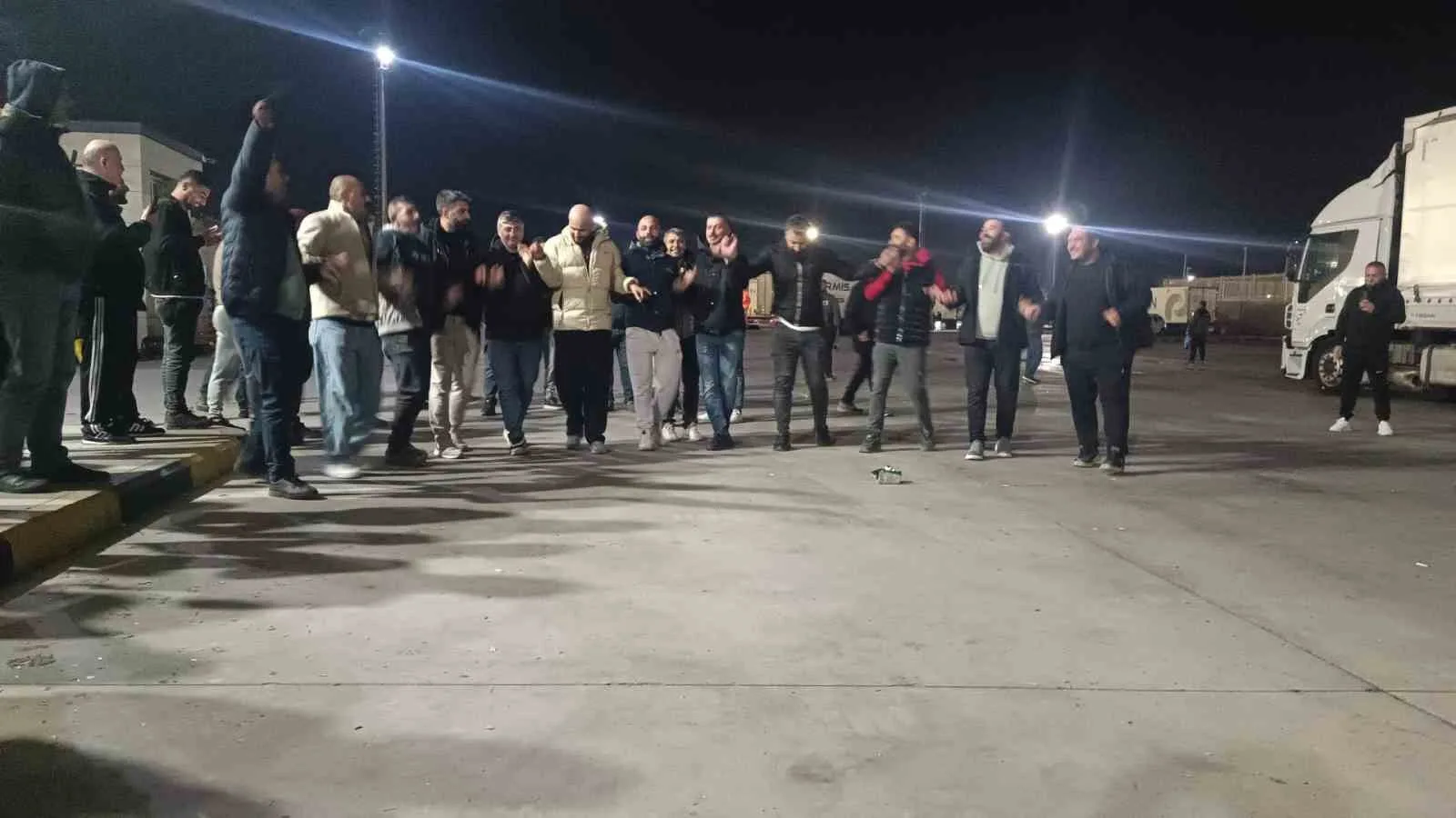 KAPIKULE SINIR KAPISI'NDA TIR SÜRÜCÜLERİ, SCHENGEN VİZE KISITLAMALARI NEDENİYLE MAĞDURİYET YAŞADIKLARINI BELİRTEREK YENİDEN EYLEM BAŞLATTI.
