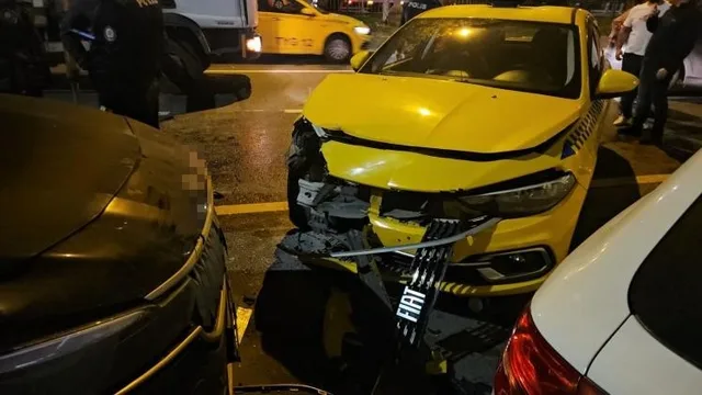 BEYOĞLU’NDA MAKAS ATAN ALKOLLÜ SÜRÜCÜ KAMYONUN ALTINA GİRDİ: 3 YARALI