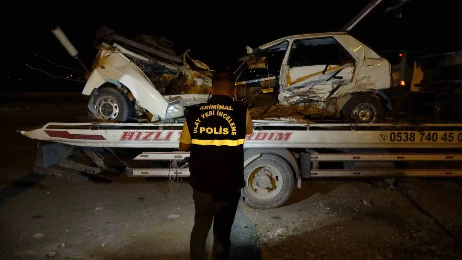 MALATYA'DA ÜÇ ARACIN KARIŞTIĞI TRAFİK KAZASINDA İKİYE BÖLÜNEN OTOMOBİLİN SÜRÜCÜSÜ HAYATINI KAYBETTİ, 3 KİŞİ YARALANDI.