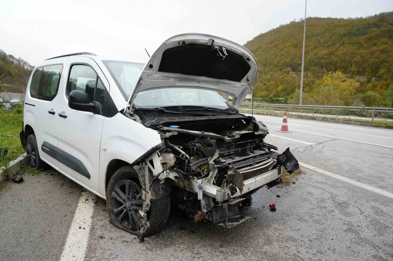 TRABZON'DAN SAMSUN'A GELEN AİLENİN BULUNDUĞU HAFİF TİCARİ ARACIN YOLDAN ÇIKARAK REFÜJE ÇIKMASI SONUCU MEYDANA GELEN TRAFİK KAZASINDA 3 KİŞİ YARALANDI.