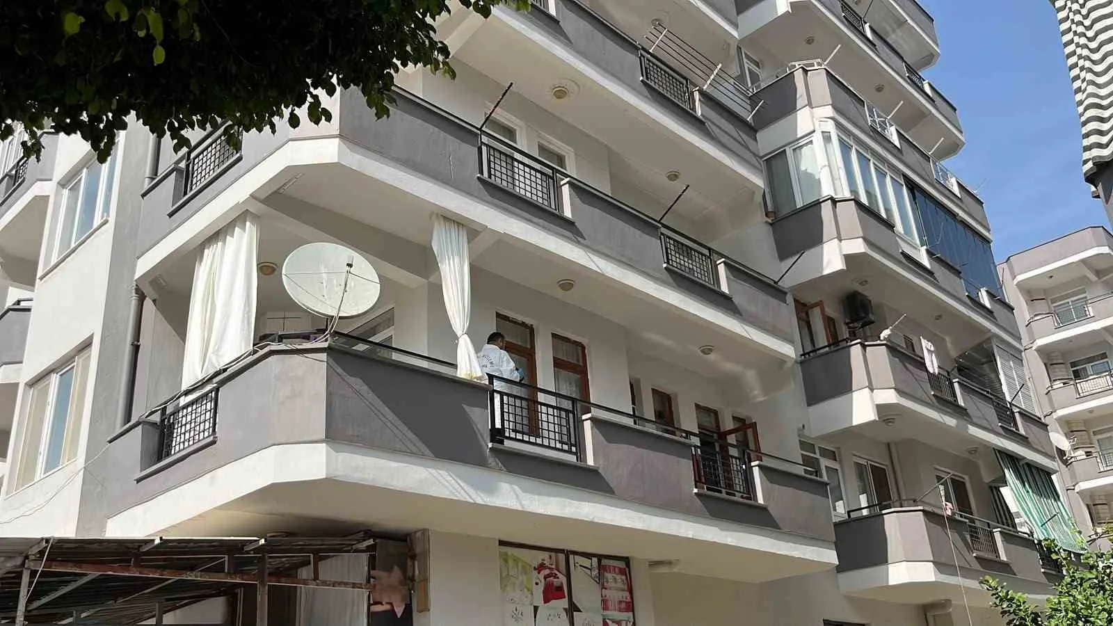 ALANYA İLÇESİNDE ÇIKAN KAVGADA KIZ KARDEŞİNİ BALKONDAN ATAN KİŞİ, TABANCAYLA HAYATINA SON VERDİ.
