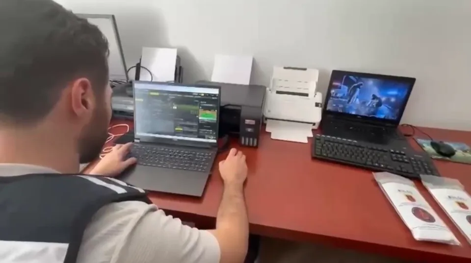 ADRESLERDE YAPILAN ARAMALARDA 1 ADET TABANCA, 30 ADET. FİŞEK, 2 ADET ŞARJÖR, 14 CEP TELEFONU, 14 SIM KART, 1 ADET TABLET, 4 ADET USB BELLEK VE 1 ADET HAFIZA KARTI ELE GEÇİRİLDİ.
