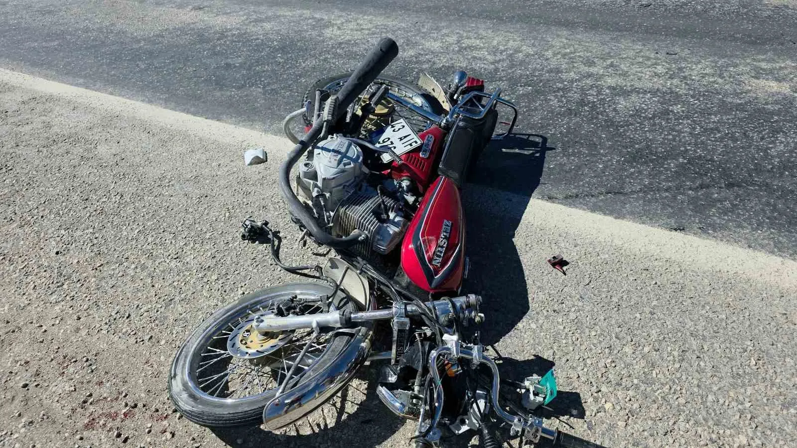 DOMANİÇ’TE OTOMOBİL İLE MOTOSİKLET ÇARPIŞTI: 1 GENÇ HAYATINI KAYBETTİ