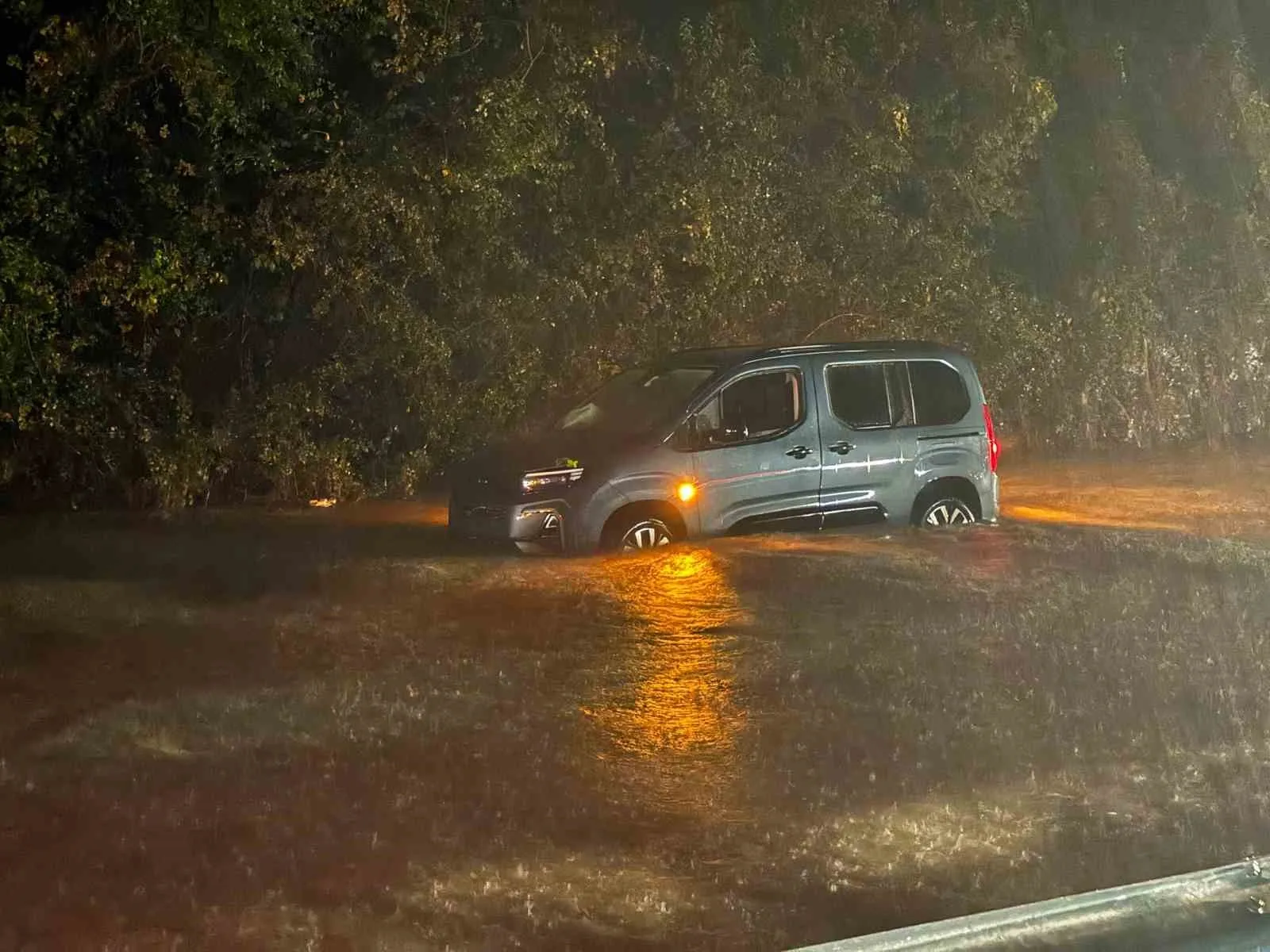 METEOROLOJİ GENEL MÜDÜRLÜĞÜNÜN TURUNCU KOD VERDİĞİ SAKARYA'DA BEKLENEN YAĞIŞ KENTİN KUZEYİNDEN GİRİŞ YAPMASIYLA BİRLİKTE KARASU İLÇE MERKEZİ SULAR ALTINDA KALDI