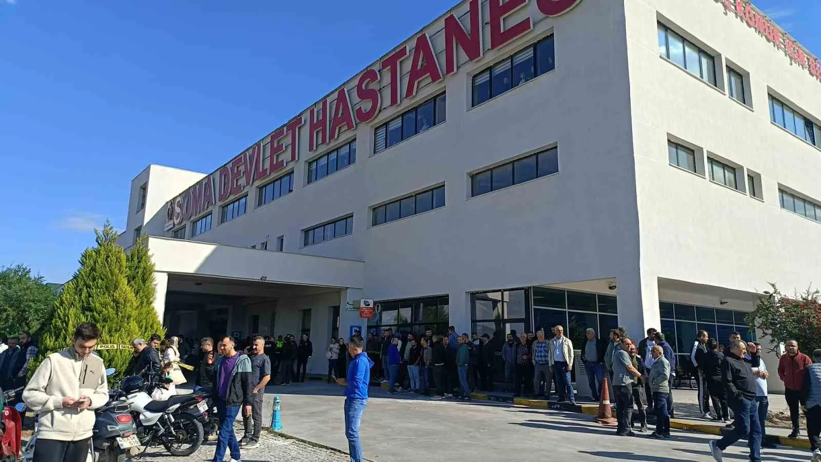 MANİSA’NIN SOMA İLÇESİNDE BİR MADEN İŞLETMESİNDE MEYDANA GELEN GÖÇÜKTE MAHSUR KALAN 5 İŞÇİDEN HALİT ERSAY'IN CANSIZ BEDENİNE ULAŞILDI. GÖÇÜKTEN DAHA ÖNCE 2 İŞÇİ SAĞ OLARAK KURTARILIRKEN, İÇERİDEKİ 4 İŞÇİYE ULAŞMAK İÇİN ARAMA KURTARMA ÇALIŞMALARI ARALIKSIZ SÜRÜYOR.