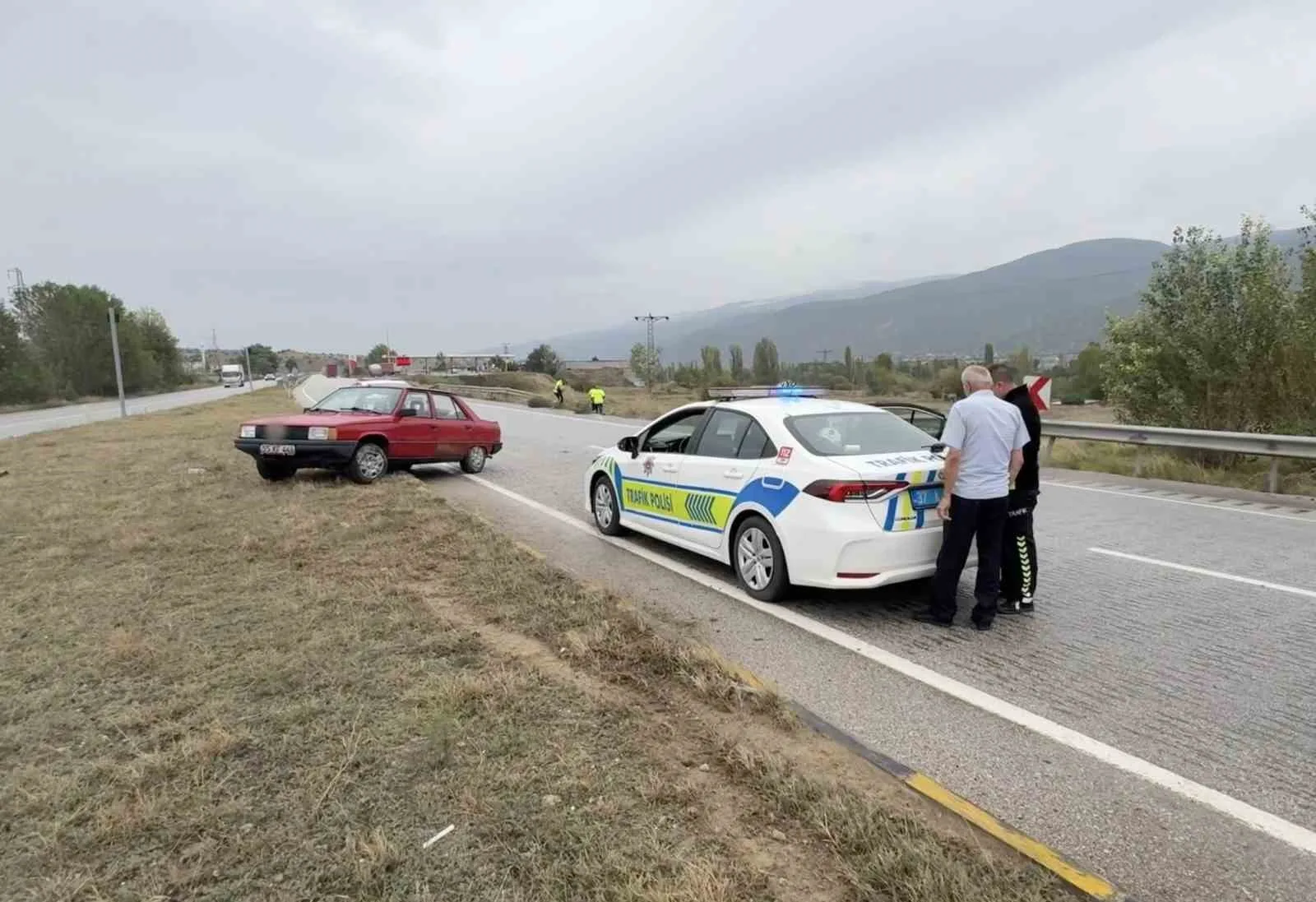 KASTAMONU'DA REFÜJE ÇARPAN OTOMOBİLDEKİ 1 KİŞİ YARALANDI.