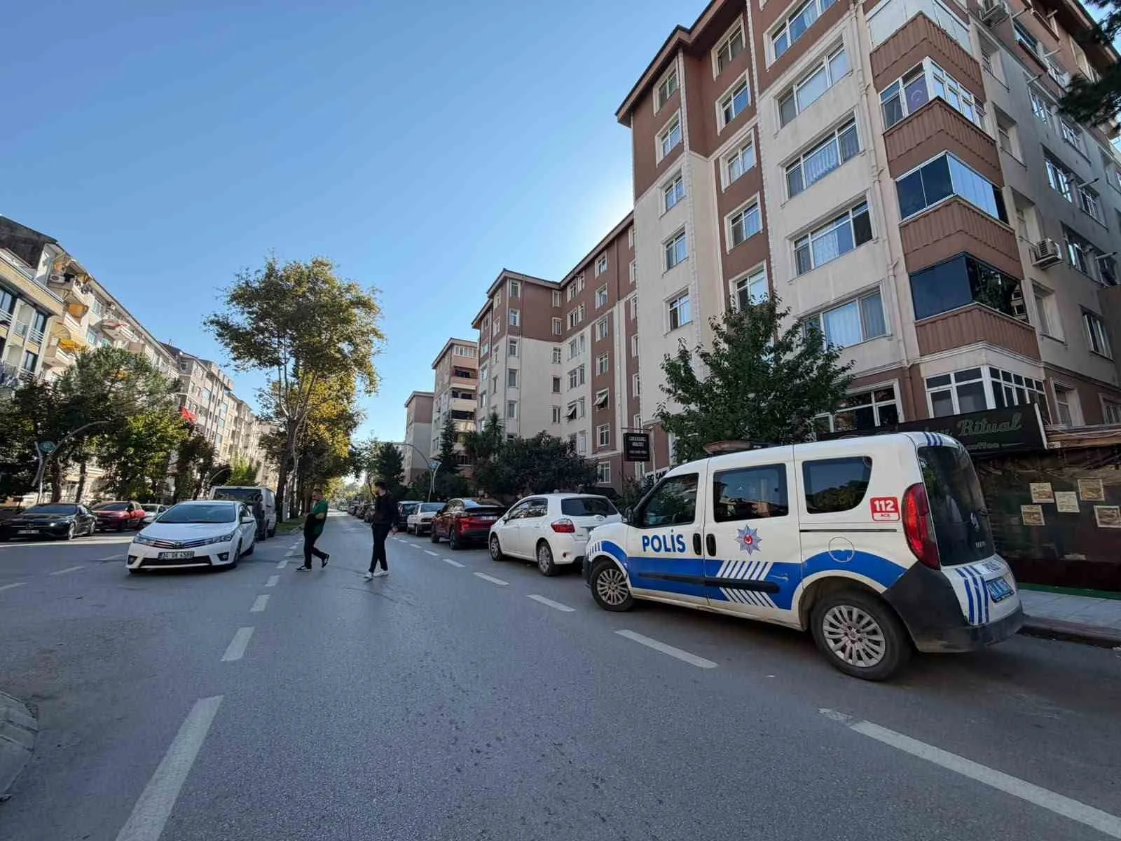 KOCAELİ'NİN İZMİT İLÇESİNDE FÜSUN Y., ESKİ EŞİ TARAFINDAN TABANCAYLA 4 EL ATEŞ EDİLEREK ÖLDÜRÜLDÜ. FÜSUN Y. İLE ZANLI ARASINDA MAL PAYLAŞIMINA İLİŞKİN DAVANIN İSE BUGÜN GÖRÜLECEĞİ ÖĞRENİLDİ.