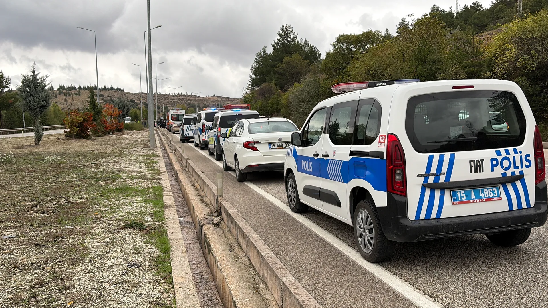 Burdur'da otomobil karşı şeride geçti: 1 ölü, 4 yaralı — fotoğraf 4