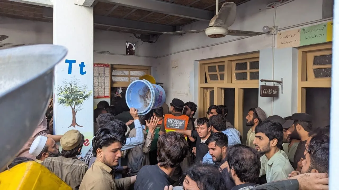 PAKİSTAN'DA BİR OKULUN ÇATISININ ÇÖKMESİ 28'İ ÇOCUK, 1'İ ÖĞRETMEN OLMAK ÜZERE TOPLAM 29 KİŞİ HAYATINI KAYBEDERKEN, 40'TAN FAZLA KİŞİ DE YARALANDI.