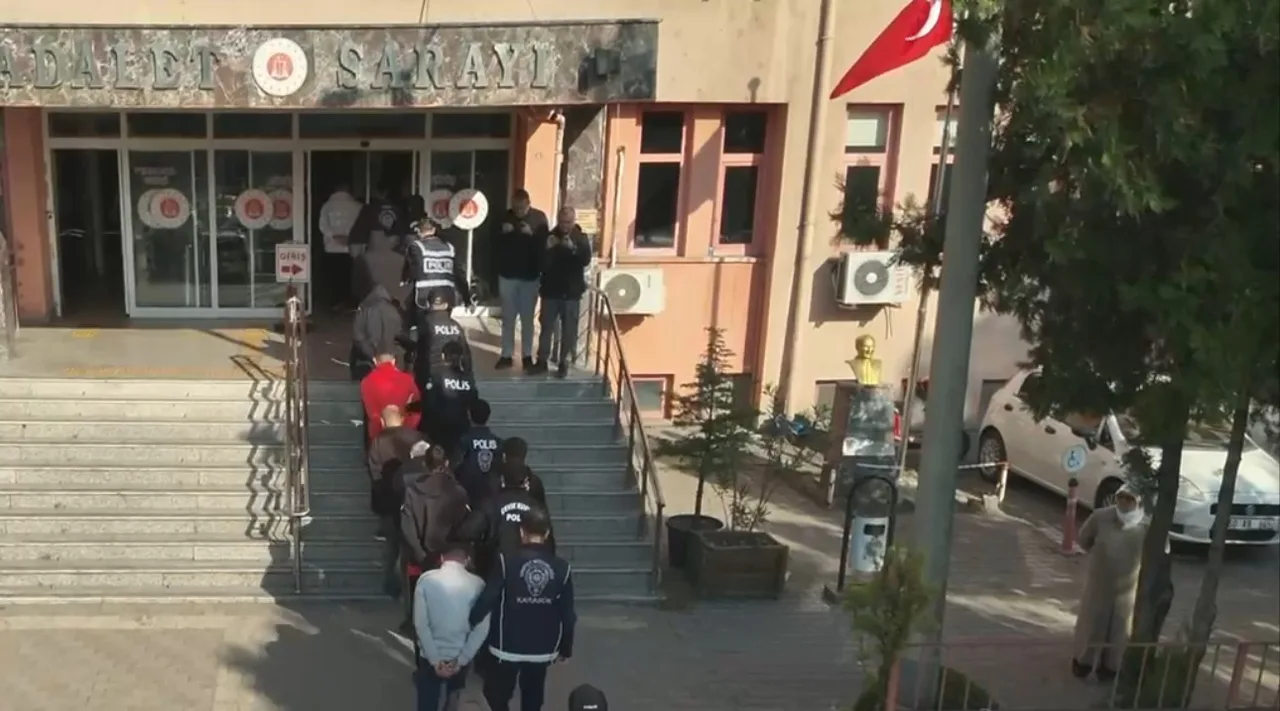 KARABÜK MERKEZLİ YÜRÜTÜLEN SİBER SUÇ SORUŞTURMASI KAPSAMINDA 15 İLDE DÜZENLENEN EŞ ZAMANLI OPERASYONDA GÖZALTINA ALINAN 42 ŞÜPHELİDEN 26’SI TUTUKLANDI.