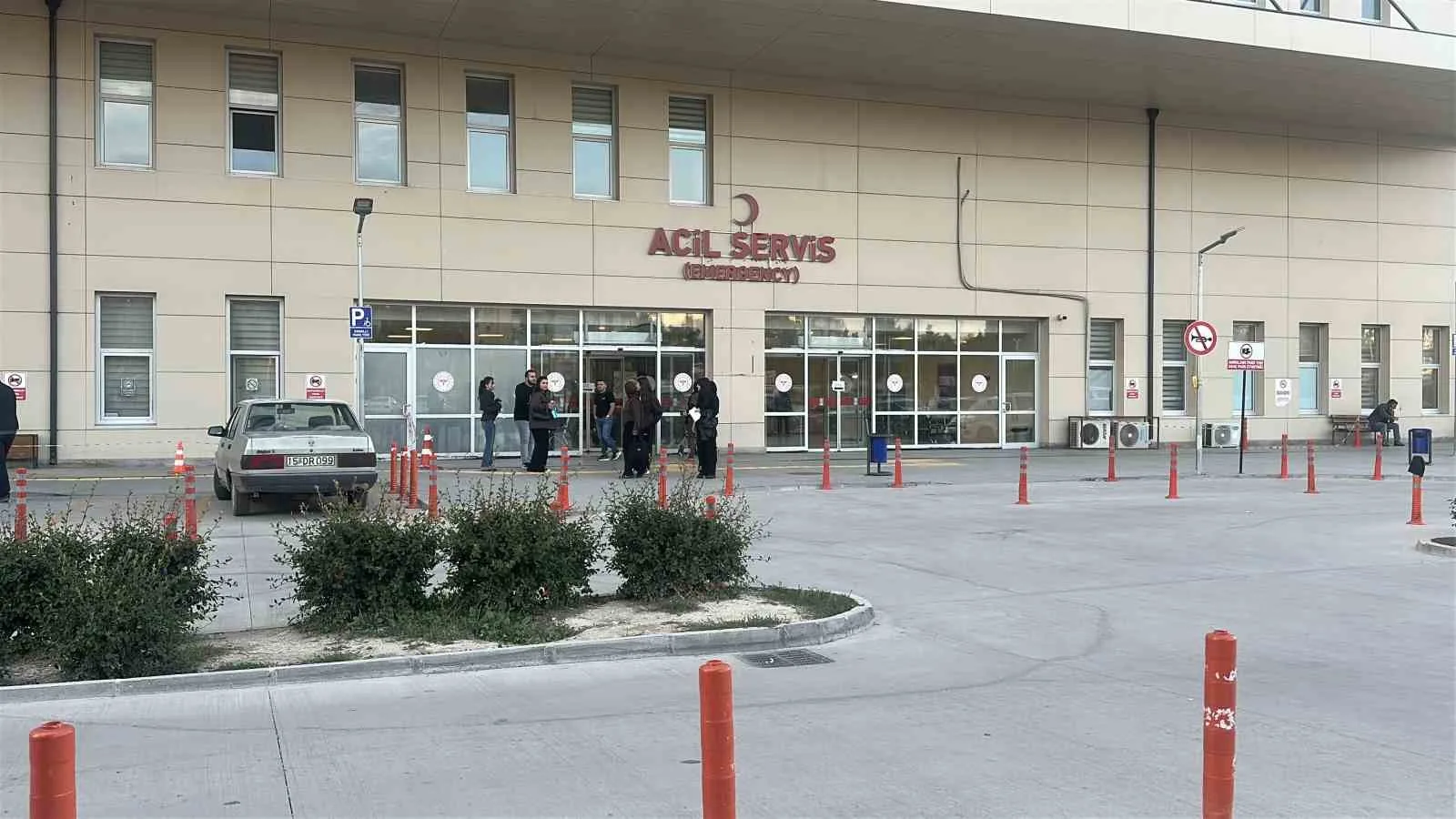 BURDUR'DA MEHMET AKİF ERSOY ÜNİVERSİTESİ'NDE (MAKÜ) EĞİTİM GÖREN 52 ÖĞRENCİ, ZEHİRLENME ŞÜPHESİYLE HASTANEYE BAŞVURDU.