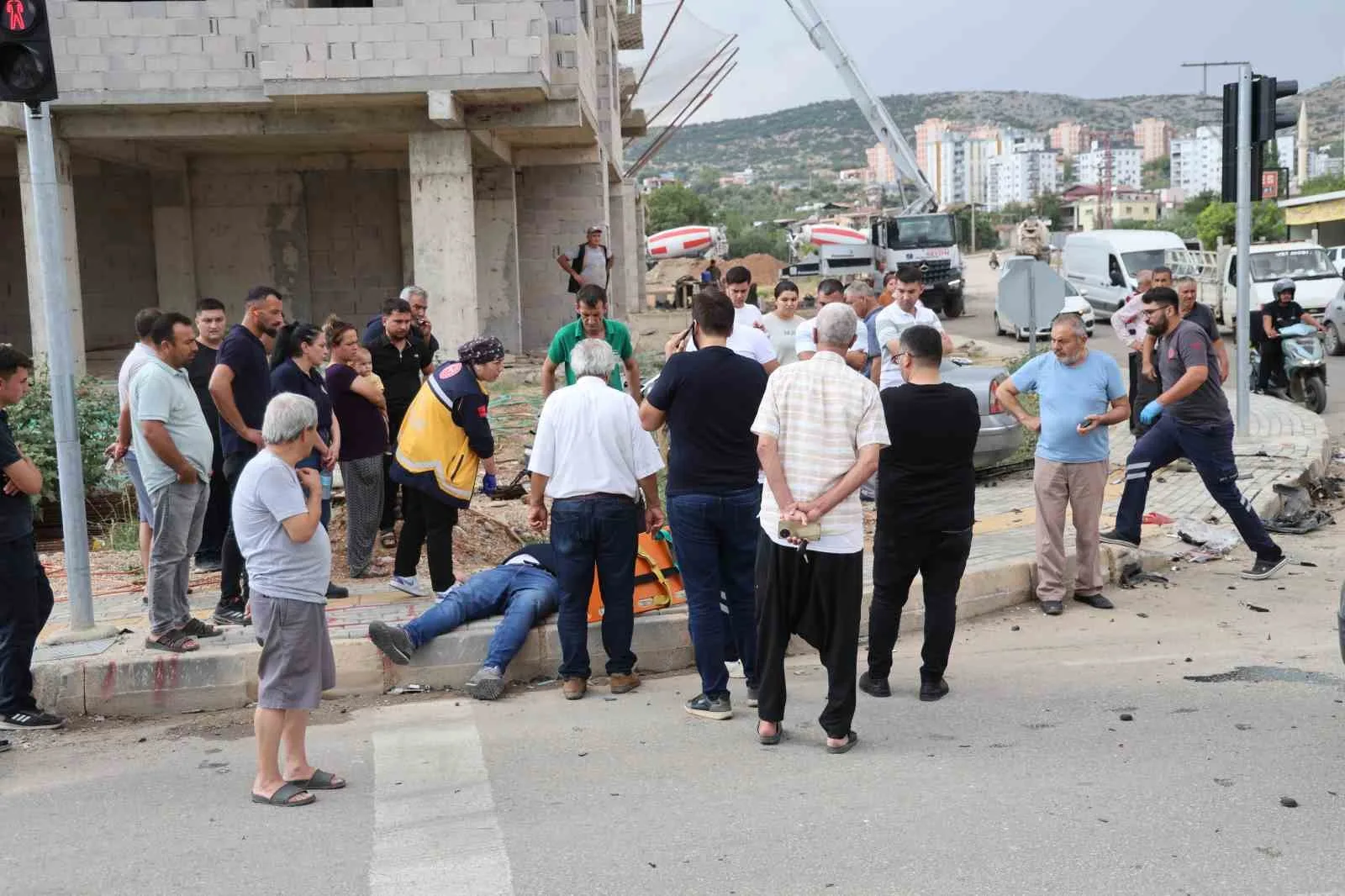 YARALILARA OLAY YERİNDE İLK MÜDAHALE YAPILIRKEN, 4 KİŞİ AMBULANSLARLA KOZAN DEVLET HASTANESİ'NE KALDIRILARAK TEDAVİ ALTINA ALINDI.