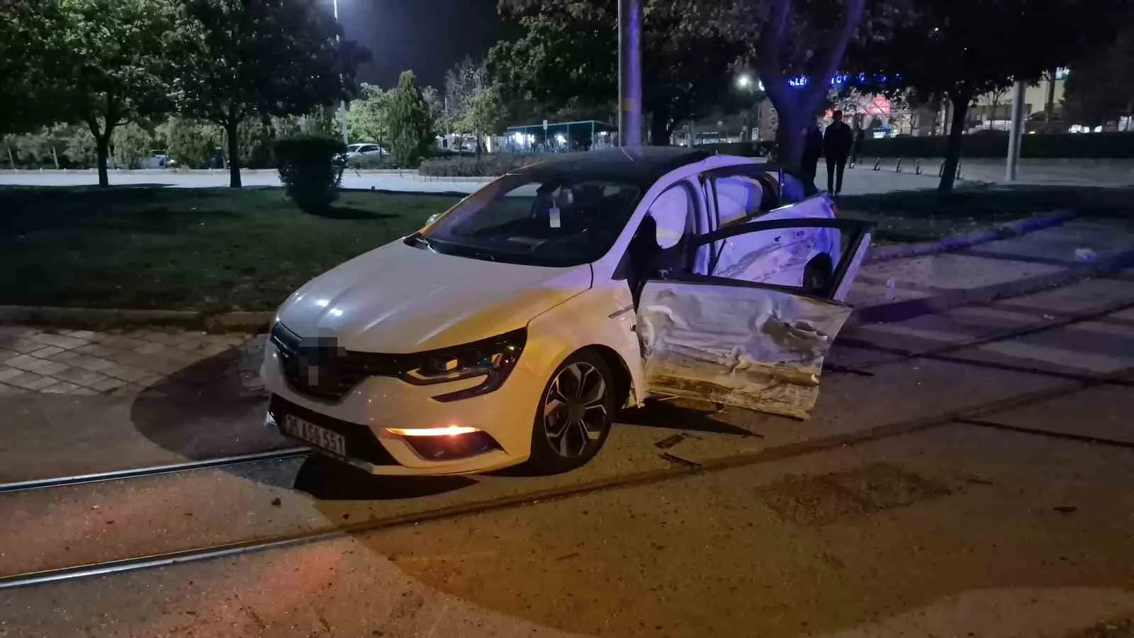 ESKİŞEHİR'DE 2 ARACIN KAVŞAKTA ÇARPIŞTIĞI TRAFİK KAZASI SONUCU 3 KİŞİ YARALANDI. KAZANIN ARDINDAN AMBULANSA BİNMEK İSTEMEYEN BİR YARALI, POLİS VE SAĞLIK EKİPLERİNE ZOR ANLAR YAŞATTI.