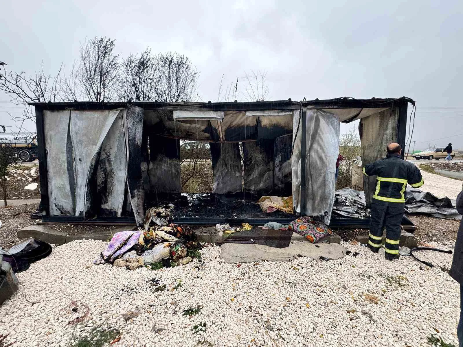 BURDUR'DA 85 YAŞINDAKİ KADIN, YAŞADIĞI BARAKADA ÇIKAN YANGINDA ALEVLERİN ARASINDA KALARAK HAYATINI KAYBETTİ.