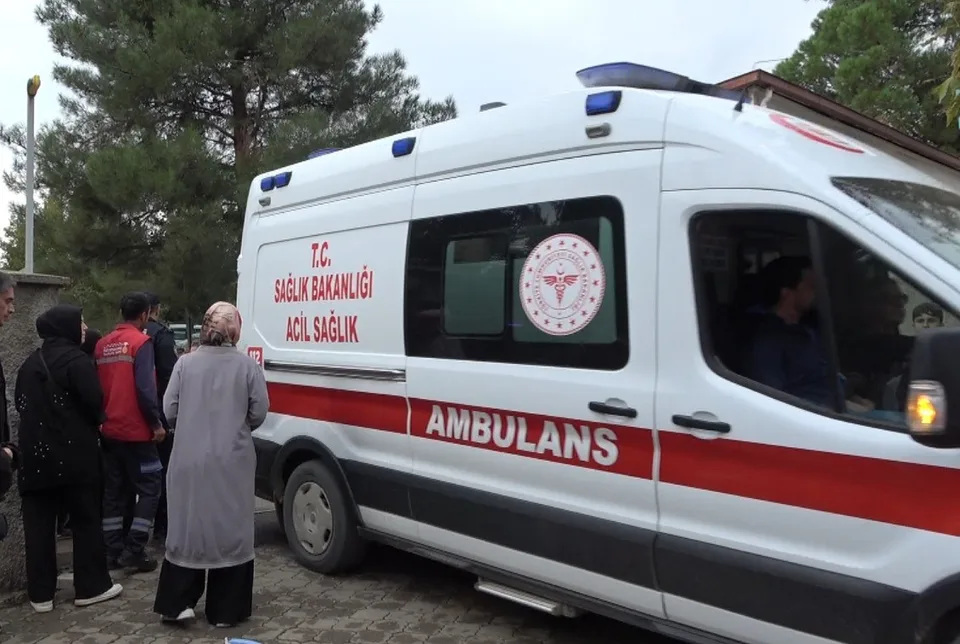 KAHRAMANMARAŞ’TA İKİ OKULUN YANINDA BULUNAN İNŞAATTA YÜRÜTÜLEN ÇALIŞMA SIRASINDA ORTAYA ÇIKAN VE KİMYASAL MADDE KAYNAKLI OLDUĞU DEĞERLENDİRİLEN KOKUDAN ETKİLENEN 20 ÖĞRENCİ, TEDBİR AMAÇLI HASTANEYE KALDIRILARAK AYAKTA TEDAVİ EDİLDİ.