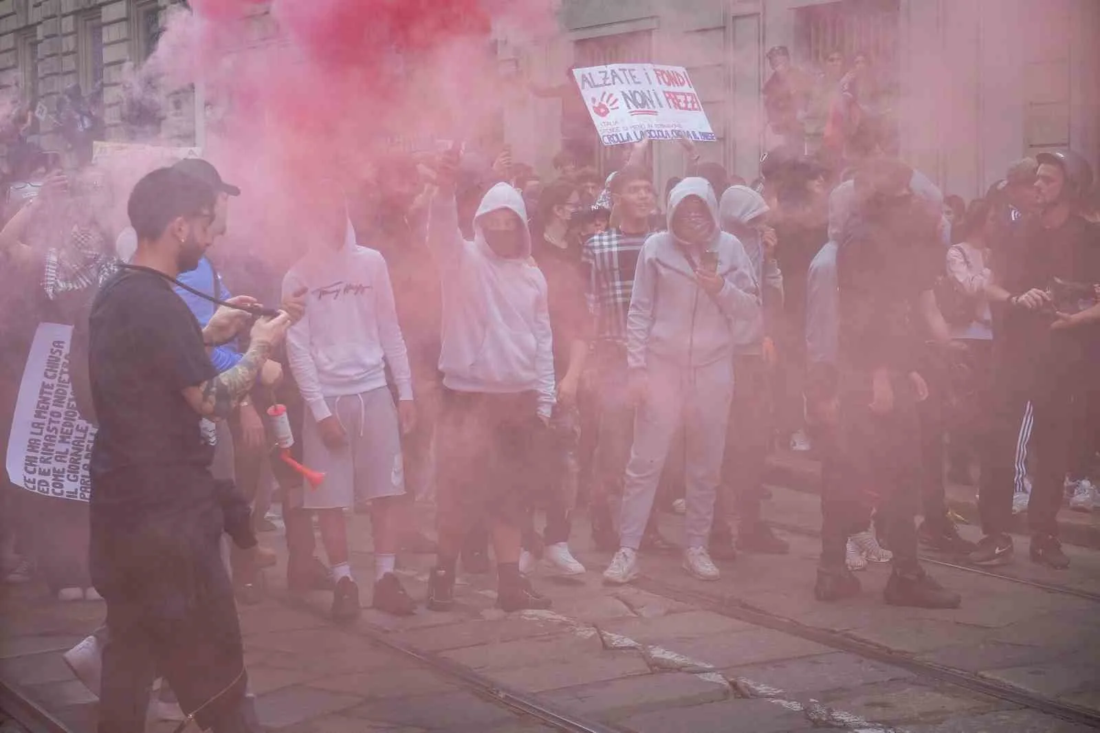 İTALYA’NIN MİLANO KENTİNDE HAYAT PAHALILIĞI VE BAŞBAKAN GİORGİA MELONİ HÜKÜMETİNE KARŞI DÜZENLENEN VE 5 BİNDEN FAZLA KİŞİNİN KATILDIĞI PROTESTO YÜRÜYÜŞÜNÜN ARDINDAN POLİSLE GÖSTERİCİLER ARASINDA ÇATIŞMA ÇIKARKEN, GÜVENLİK GÜÇLERİ TAŞ VE SERT CİSİMLER ATAN GRUPLARA GÖZ YAŞARTICI GAZLA MÜDAHALE ETTİ.