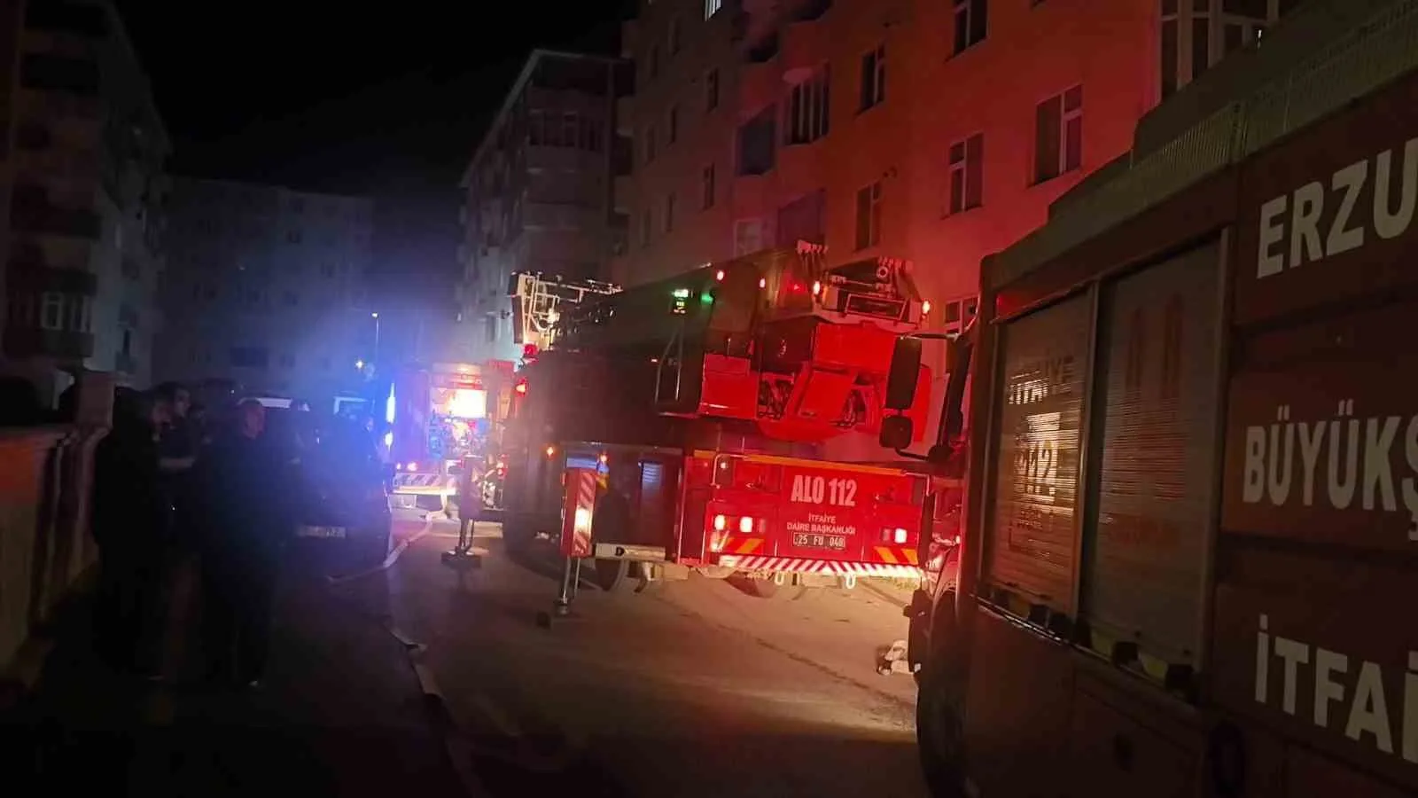 ERZURUM’UN PALANDÖKEN İLÇESİNDE BİR APARTMANIN 5’İNCİ KATINDA ÇIKAN YANGIN KORKU VE PANİĞE NEDEN OLDU. YOĞUN DUMAN NEDENİYLE ÜST KATLARDA MAHSUR KALAN VATANDAŞLAR İTFAİYE EKİPLERİNCE TAHLİYE EDİLİRKEN, YANGINDA CAN KAYBI VE YARALANMA YAŞANMADI.