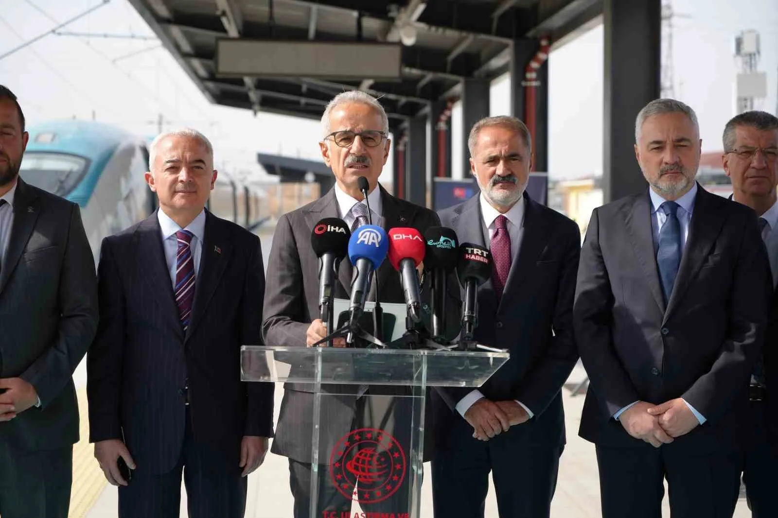 ULAŞTIRMA VE ALTYAPI BAKANI ABDULKADİR URALOĞLU, CUMHURBAŞKANI RECEP TAYYİP ERDOĞAN’IN KATILIMIYLA YARIN HİZMETE AÇILACAK ÇERKEZKÖY-KAPIKULE HIZLI TREN HATTI’NIN AÇILIŞI ÖNCESİNDE KIRKLARELİ’NİN BABAESKİ İLÇESİNDE AÇIKLAMALARDA BULUNDU.
