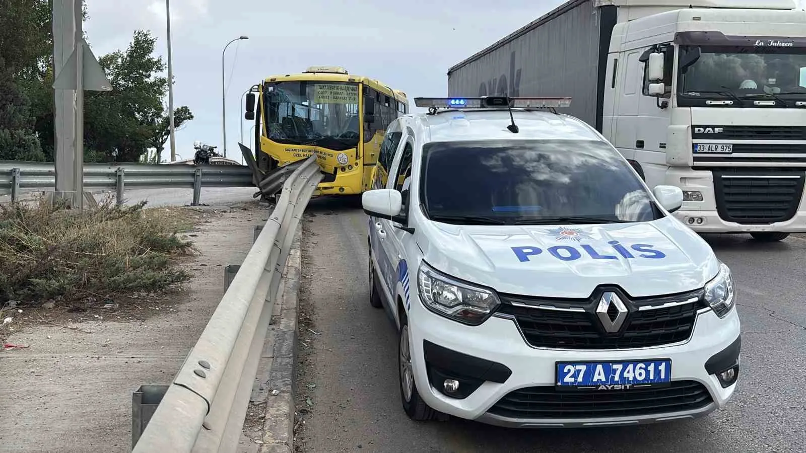 GAZİANTEP'TE KONTROLDEN ÇIKIP YOL KENARINDAKİ DEMİR BARİYERLERE ÇARPAN HALK OTOBÜSÜNDEKİ 9 KİŞİ YARALANDI.
