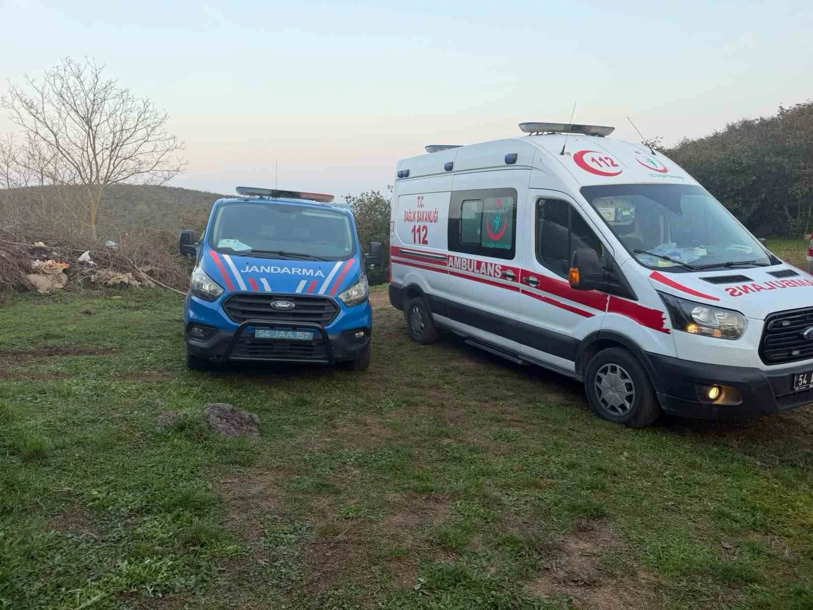 SAKARYA’NIN KARASU İLÇESİNDE TRAKTÖRÜN DEVRİLMESİ NETİCESİNDE MEYDANA GELEN KAZADA 1 KİŞİ HAYATINI KAYBEDERKEN 2 KİŞİ YARALANDI.