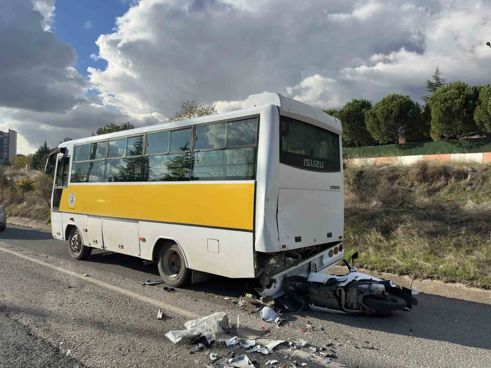 UŞAK'TA MOTOSİKLETİN ÖZEL HALK OTOBÜSÜNE ARKADAN ÇARPMASI SONUCU MEYDANA GELEN KAZADA 1 KİŞİ HAYATINI KAYBETTİ, 1 KİŞİ AĞIR YARALANDI.