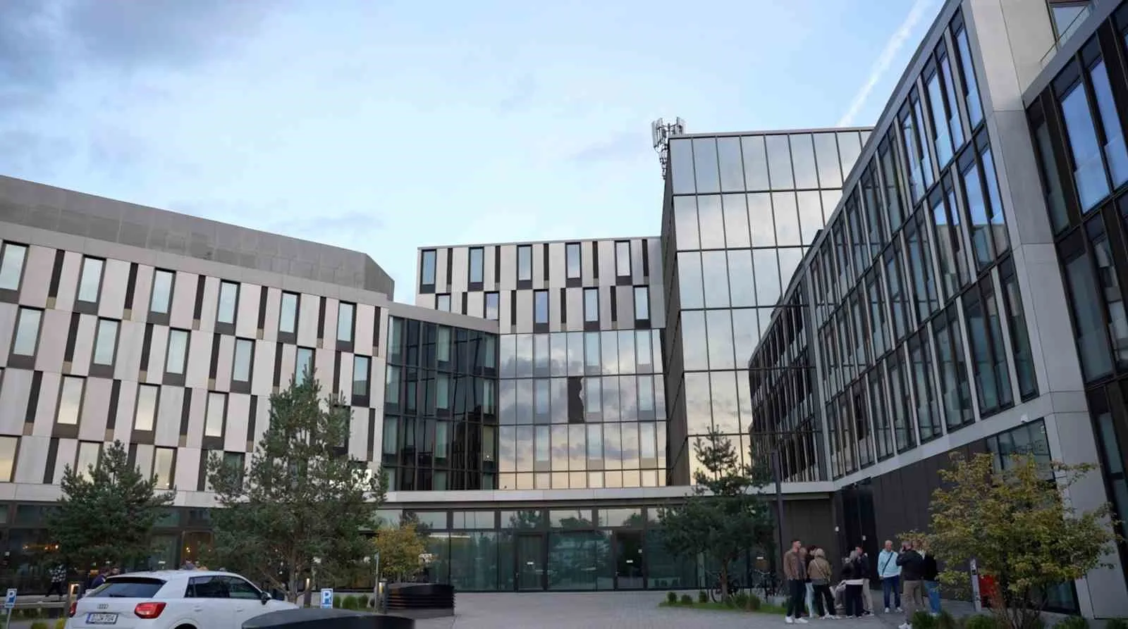 SERMAYE PİYASASI İŞLEMLERİNE YÖNELİK SORUŞTURMA KAPSAMINDA TUTUKLANAN TERA YATIRIM HOLDİNG YÖNETİM KURULU BAŞKANI EMRE TEZMEN'İN ALMANYA’NIN DÜSSELDORF KENTİNDE YER ALAN EMLAK PROJESİ VE OTELİ GÖRÜNTÜLENDİ.