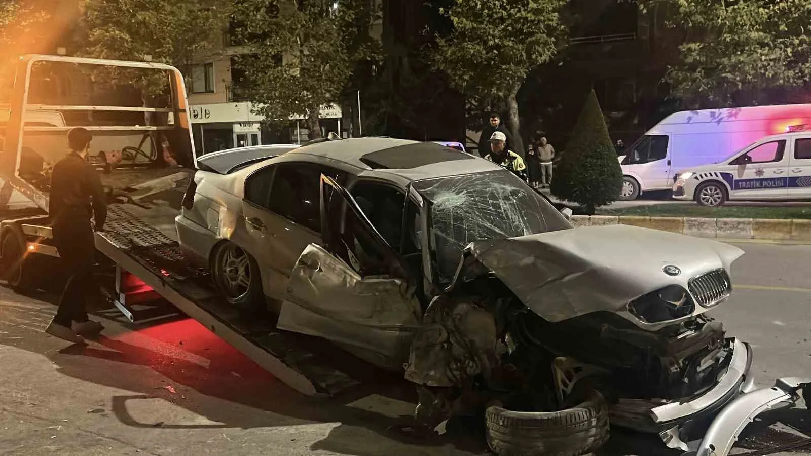 ÇORUM'DA İKİ OTOMOBİLİN ÇARPIŞMASI SONUCU ARAÇLARDA MADDİ HASAR OLUŞTU