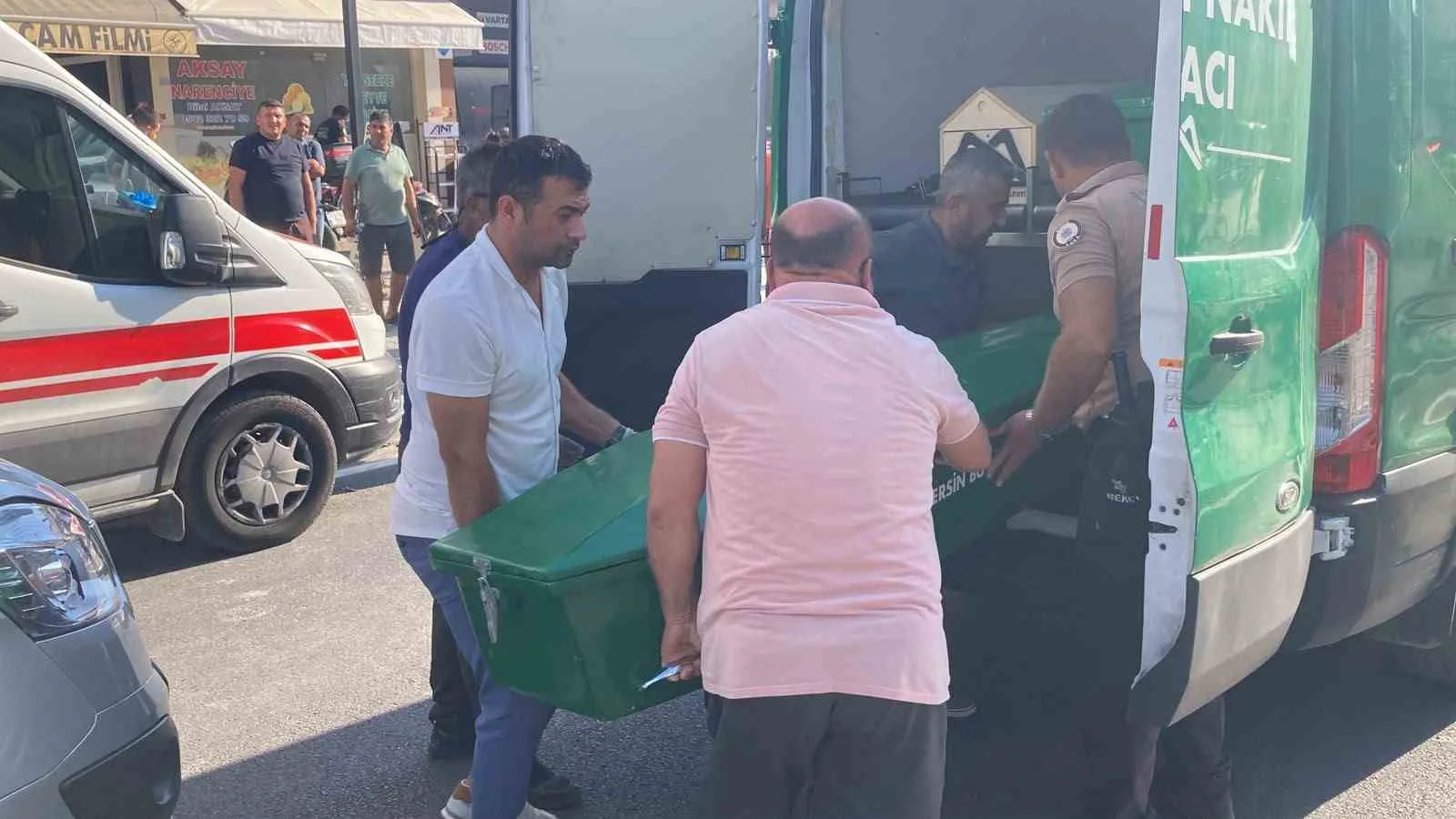 MERSİN'İN ERDEMLİ İLÇESİNDE TANKERİN ÇARPTIĞI YAYA KADIN OLAY YERİNDE HAYATINI KAYBETTİ.