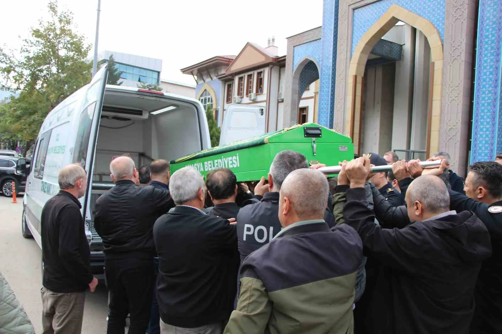 ORHAN ÇELEBİ’NİN CENAZESİ AMASYA ADLİYESİ ÖNÜNDE DÜZENLENEN TÖRENDE HELALLİK ALINMASININ ARDINDAN DEFNEDİLMEK ÜZERE MEMLEKETİ MALATYA’YA UĞURLANDI.